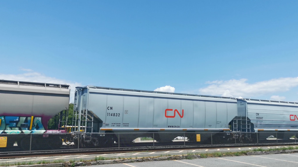 CN 114832